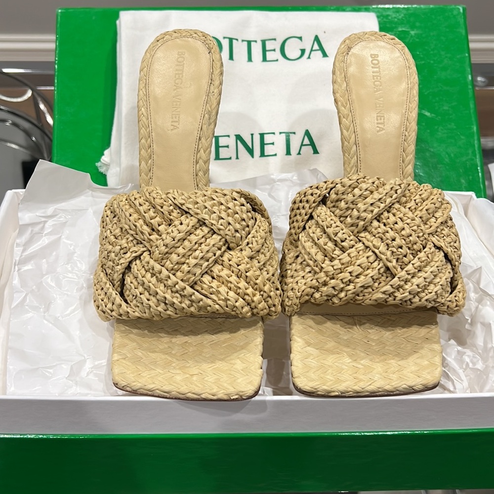 Brand new Bottega Veneta Sandal Cane sugar size 38 with box and dust bag